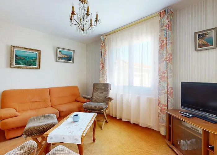 2 Bedroom Cozy In Holiday home Royan